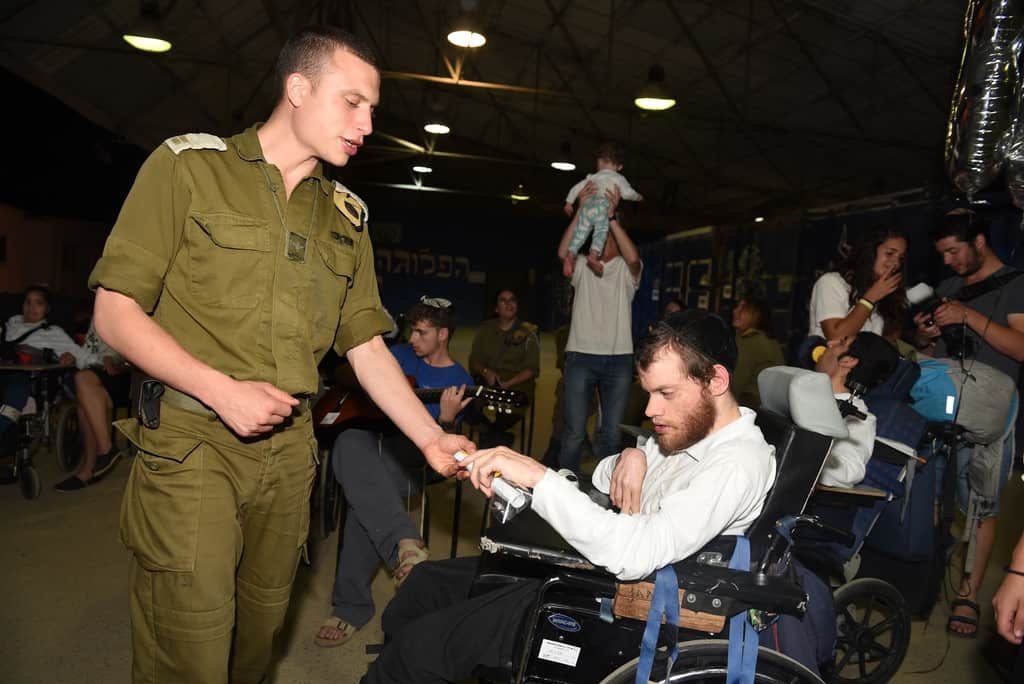 הישראלי הטוב- במקום לחגוג עם המשפחה, חוגג יחד עם אנשים עם מוגבלויות