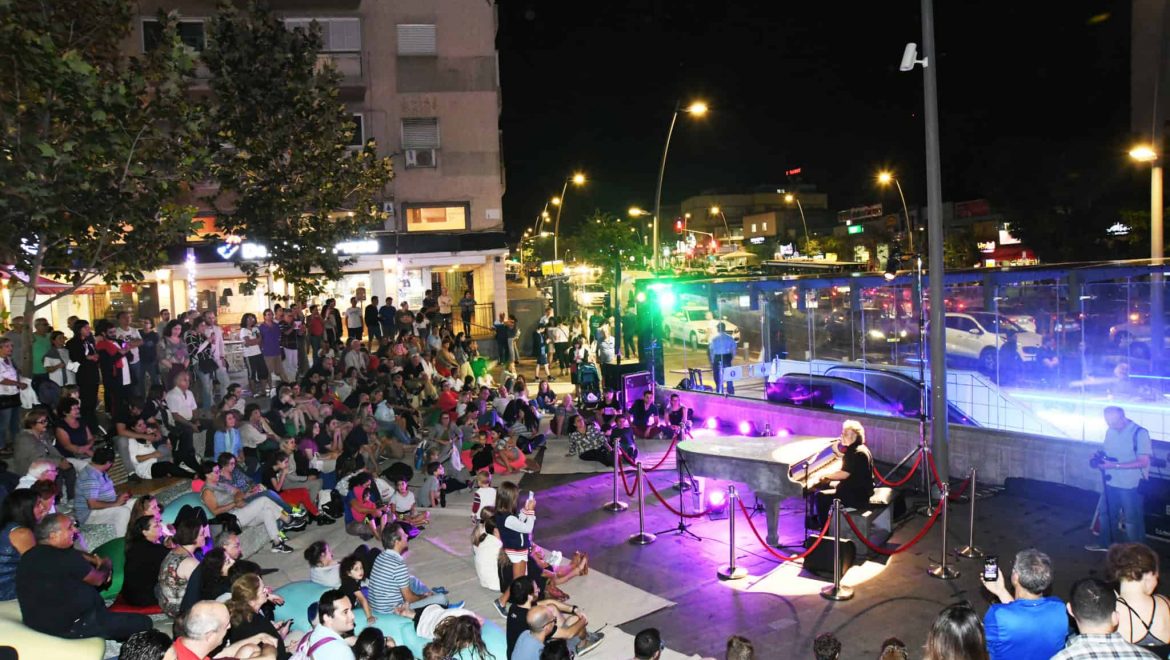 חיפה: הזמר והפסנתרן דניאל סלומון חנך את הפסנתר מאבן במרכז הכרמל