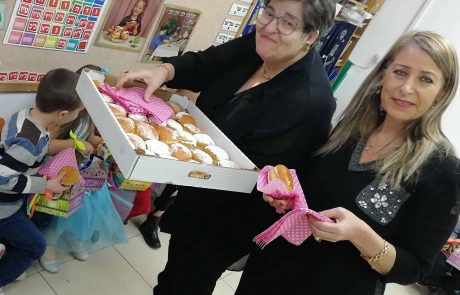 העדה היהודית הספרדית בחיפה חילקה סופגניות לילדי גנים בשכונות מצוקה