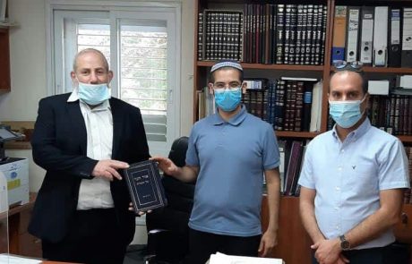 עפולה: בוגרי בית הספר יקבלו את הספר שכתב חברם לכיתה