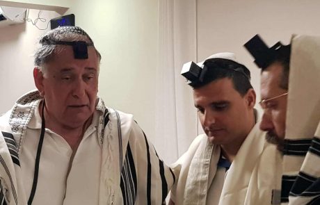 בבחירות- יריבים, בבית הכנסת- חברים