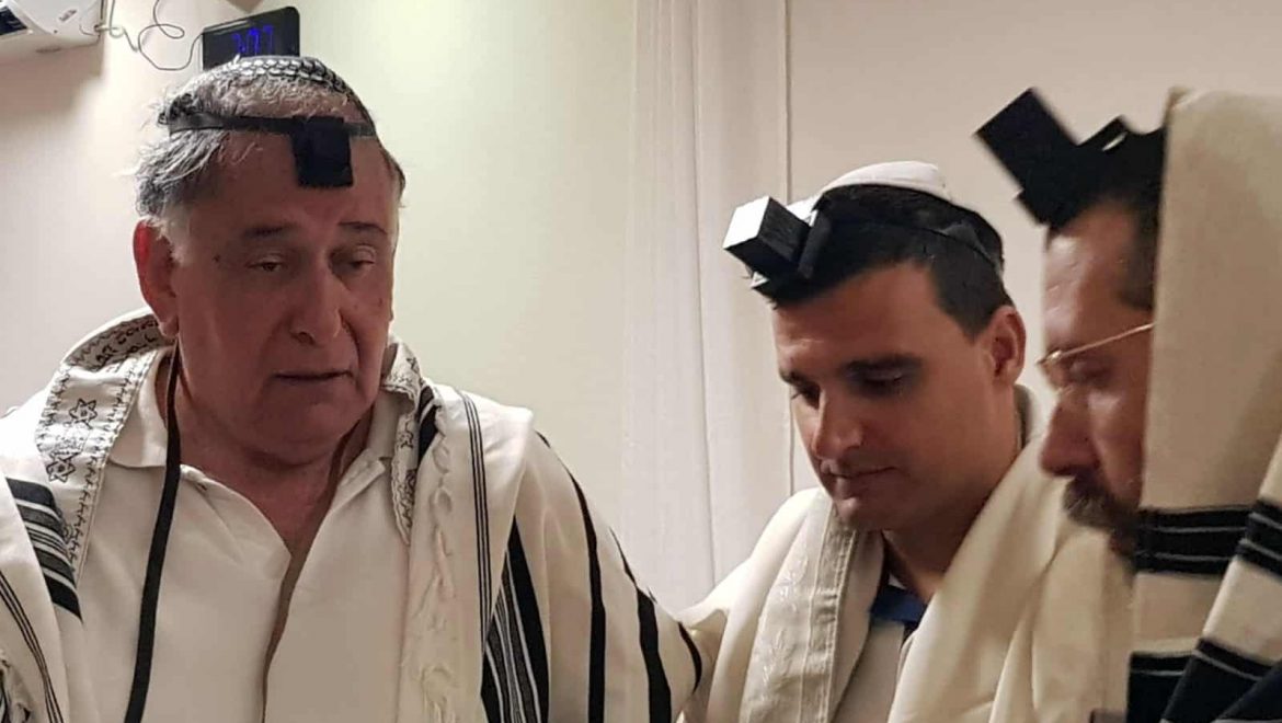 בבחירות- יריבים, בבית הכנסת- חברים