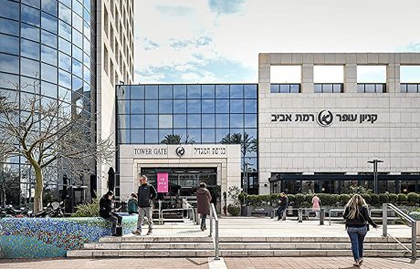 קניון עופר רמת אביב מחלק מתנות לחג השבועות