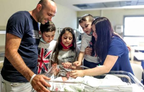 שנה אחרי שילדה תאומים עבור אם אחרת – הפונדקאית ילדה בן