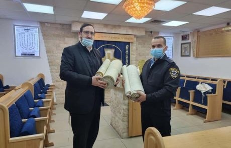 השוטרים השיבו  ספרי התורה שנגנבו בסוף השבוע מבית הכנסת בירושלים